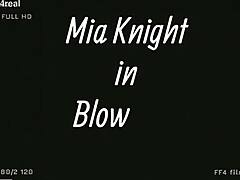 I capelli castani e le grandi tette della matura Mia Knights in un video HD