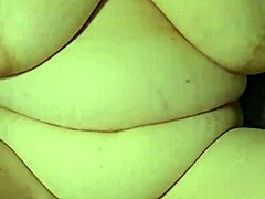 Ibu dewasa dengan payudara besar mendapatkan vaginanya dientot dalam video hardcore