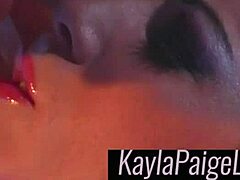 Fantezia BDSM a maturei Kayla Paige prinde viață cu o muie de aproape