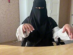 Wanita Arab dewasa memuaskan dirinya sendiri di webcam