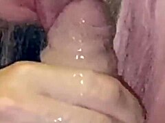 Reife Schlampe bekommt nach dem Balllecken den Mund mit Sperma gefüllt