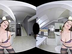 Vivi la realtà virtuale definitiva con la splendida mamma bruna Caroline Ardolino!