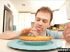 KKKKK: Casal maduro se suja em um vídeo de gozada de maçã