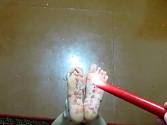 Una coppia matura con una feticcio per i piedi fatto in casa con solletico e gioco di cera