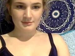 Blondínka a mladá camgirl v horúcej webovej kamere
