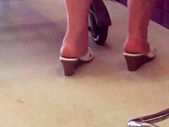 Güzel ayaklara sahip olgun kadınlar yaramazlık yapıyor