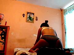 Une voisine latine se fait baiser le cul par une grosse bite dans une vidéo maison