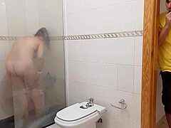 淋浴中的继母被抓住,想要她的继子的阴茎