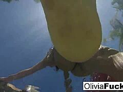 Session de masturbation solo d'Olivia Austins dans la piscine