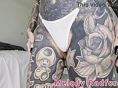 Avustralyalı anne Melody Radford pembe bikinili kıvrımlarını sergiliyor