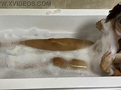成熟的棕发女郎在浴缸里唱歌