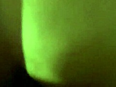 MILF mit großen Titten wird in Amateurvideo von hinten gefickt