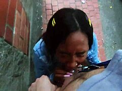 ベネズエラの黒人売春婦が 大学の外で私に ディープ・ゴロリングをするのを楽しんでいます
