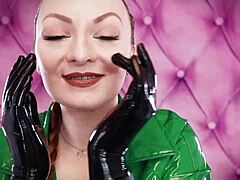 Arya Granders, la glaminatrix fétichiste, se livre à du porno alternatif avec du latex et de l'huile