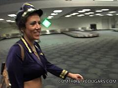 MILF-stewardesse blir knullet hardt av en stor svart kuk