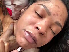Zralá černá žena si nechává prcat zadek v horkém videu