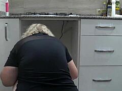 סרטון אמצעי מצלם אישה מבוגרת עם תחת גדול ובעלה במצלמה נסתרת