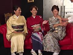 أمهات ناضجات وامرأة ناضجة ينضمن إلى حفلة جنسية ترتدي كيمونو.