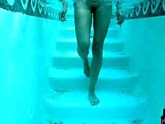 La maman latina aux gros seins Brett Barletta exhibe son corps dans une piscine