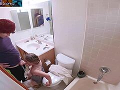 Reife Stiefmutter im Badezimmer bekommt vom Stiefsohn ihr Creampie-Fix