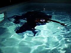 Arya Granders actuación seductora bajo el agua en una piscina