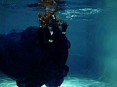 Arya Granders verführerische Unterwasser-Performance im Schwimmbad