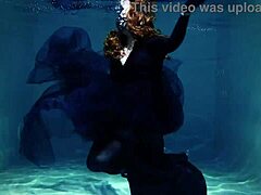Η Arya Granders απολαμβάνει σαγηνευτική υποβρύχια παράσταση σε πισίνα