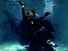 Arya Granders dans une performance séduisante sous l'eau dans une piscine
