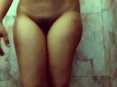 Indische MILF mit großem Arsch sehnt sich nach deinem großen Schwanz im Badezimmer