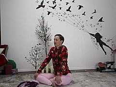 Europäische Mami mit großem Arsch wird in Yoga-Klasse frech