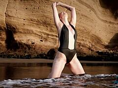 Η MILF Jasmin Furry γδύνεται μέχρι τα εσώρουχά της στην παραλία για το Playboy