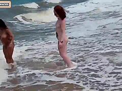Seorang ibu dewasa dan putri remajanya menikmati seks interracial di pantai