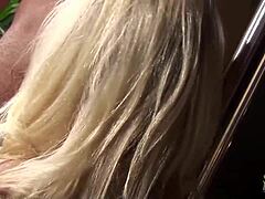 Голямите цици на блондинката МИЛФ се наслаждават на дива езда в поза на каубойка