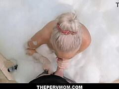 Ibu berambut pirang tertangkap basah di bak mandi - POV - Brook Page