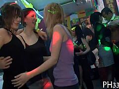 Cuplu matur joacă jocuri hardcore la o petrecere de sex pentru adulți