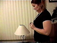 ブルネットの女子大生がハードコアビデオで精液を飲み込む