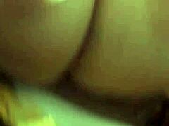 In questo video porno per mamme e milf, una coppia con un bel culo, un pompino e una sega