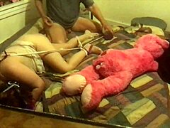 Parte 2: Hannah Horn e Tia Panda dominam seus escravos em um vídeo BDSM caseiro