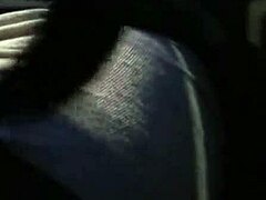 MILF gir en bil blowjob i offentligheten