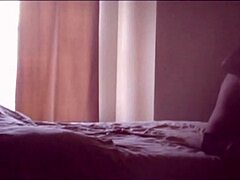 Maman et sa fille s'engagent dans le sexe matinal dans une vidéo haute définition