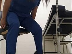 Enfermeira colombiana se entrega ao pornô caseiro no trabalho, exibindo sua vagina úmida