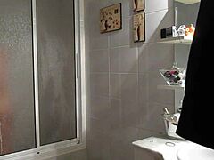 シャワーを浴びた妻が、アマチュアビデオで大きなおっぱいと曲線を見せます。