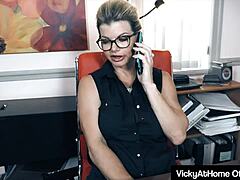 Zrelá sekretárka Vicky Vette si užíva sex so svojím šéfom v práci