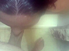 Stor-busty jente rydder opp i dusjen og tar en cumshot på ansiktet hennes