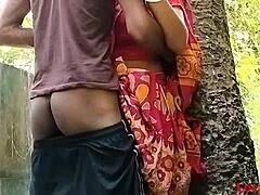 La esposa Desi madura se pone traviesa en un video al aire libre con su bhabi