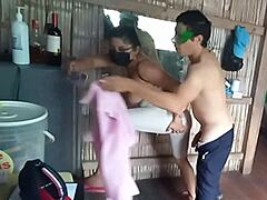 ภรรยาเพื่อนบ้านได้รับการเย็ดโดยลูกชายเพื่อนบ้านในวิดีโอ POV