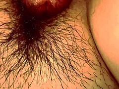 A buceta da Wife é preenchida com porra em um vídeo quente de MILF