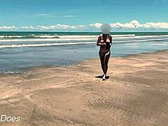 Прсата жена игра голи фудбал на плажи, док њене велике груди поскакују у јавности