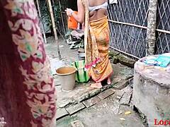 Indisk fru blir knullad i trädgården av sin man