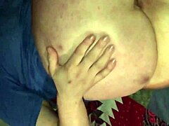 Szőrtelen amatőr maszturbál és dildóval baszik a házi videóban
